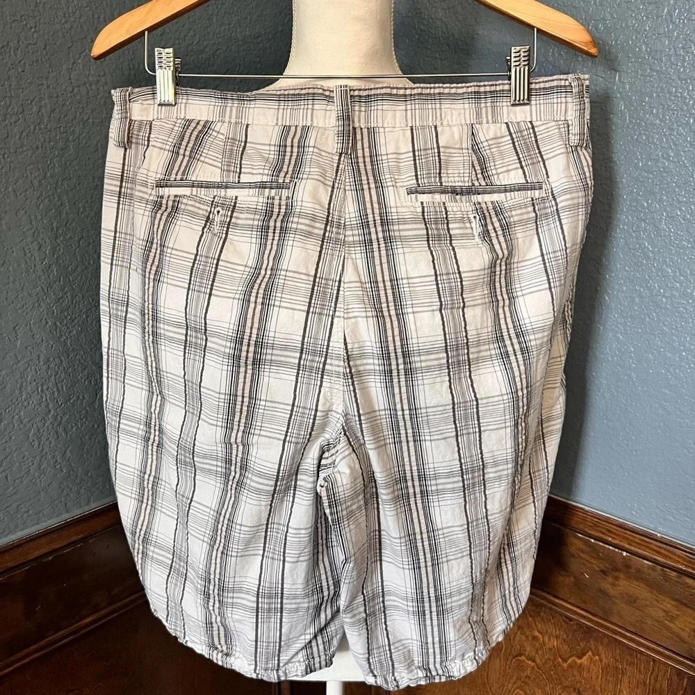 Apt. 9 Men's Plaid Shorts in Gray and White